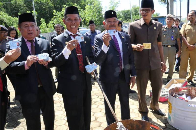 DISDUKCAPIL  melakukan Pemusnahan Ribuan KTP SIAK dan KTP Elektronik yang Invalid